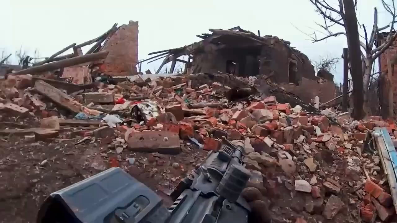 Ukrainian fighter kills Russian soldier at close range in Toretsk, April 2025
