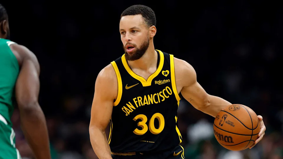 Boston, MA - March 3: Golden State Warriors guard Steph Curry goes up against Boston Celtics guard Jaylen Brown in the second quarter. The Celtics beat the Golden State Warriors, 140-88. (Photo by Danielle Parhizkaran/The Boston Globe via Getty Images)