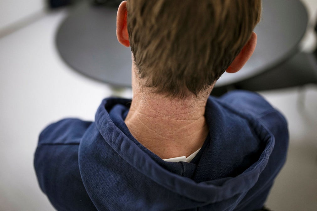 Idrottsläraren Jonas har haft mycket besvär av svettning innan han började googla och hittade till Svettkliniken i Stockholm, där han betalade privat för botoxbehandlingen. Sedan ett år tillbaka åker han i stället med jämna mellanrum till Norrköping och får samma behandling mot vanlig patientavgift. ”Det har påverkat mitt liv jättemycket. Det har inget med skönhet att göra”, säger Jonas.
