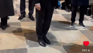 Zelensky applauded by world leaders upon entering church.