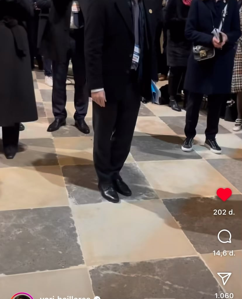 Zelensky applauded by world leaders upon entering church.