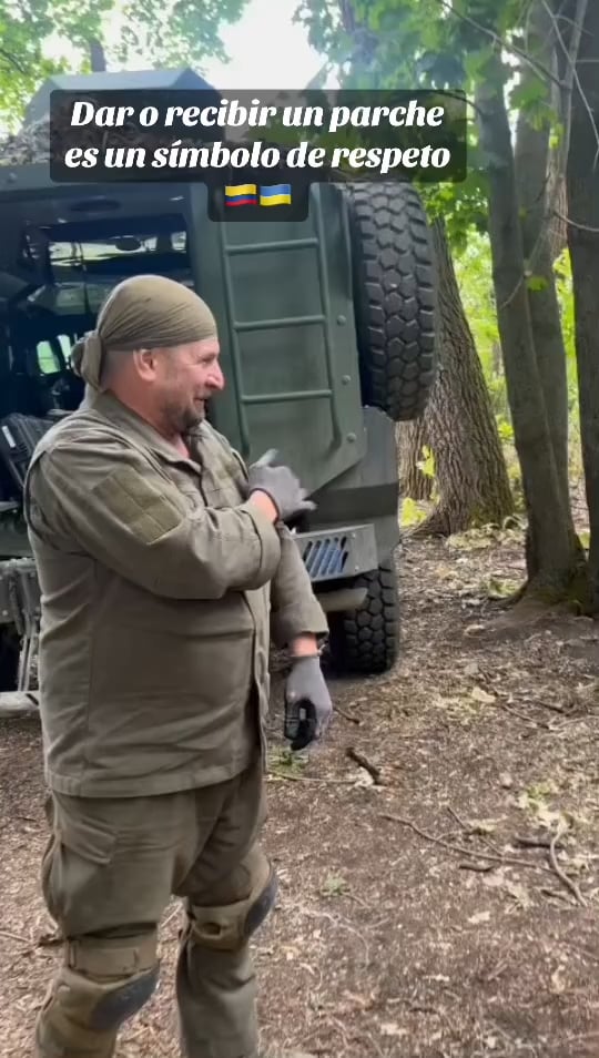 Brotherhood of Arms: Ukrainian and Colombian Share a Moment of Respect