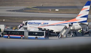 Schönefeld: Passagiere steigen aus einem Flugzeug, in dem Menschen aus Afghanistan sitzen, die eine Aufnahmezusage haben, am Flughafen Berlin Brandenburg aus.