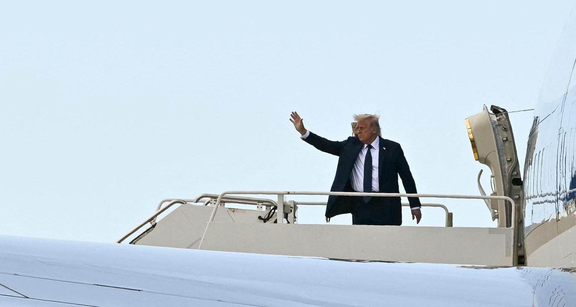 US-Präsident Trump steht am Eingang seines Flugzeugs, der Air Force One und winkt zum Abschied. Er hatte die Beerdigung von Papst Franziskus besucht.