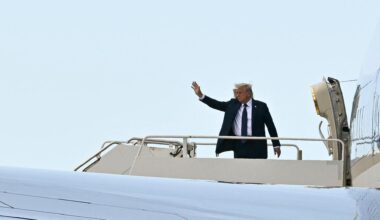 US-Präsident Trump steht am Eingang seines Flugzeugs, der Air Force One und winkt zum Abschied. Er hatte die Beerdigung von Papst Franziskus besucht.