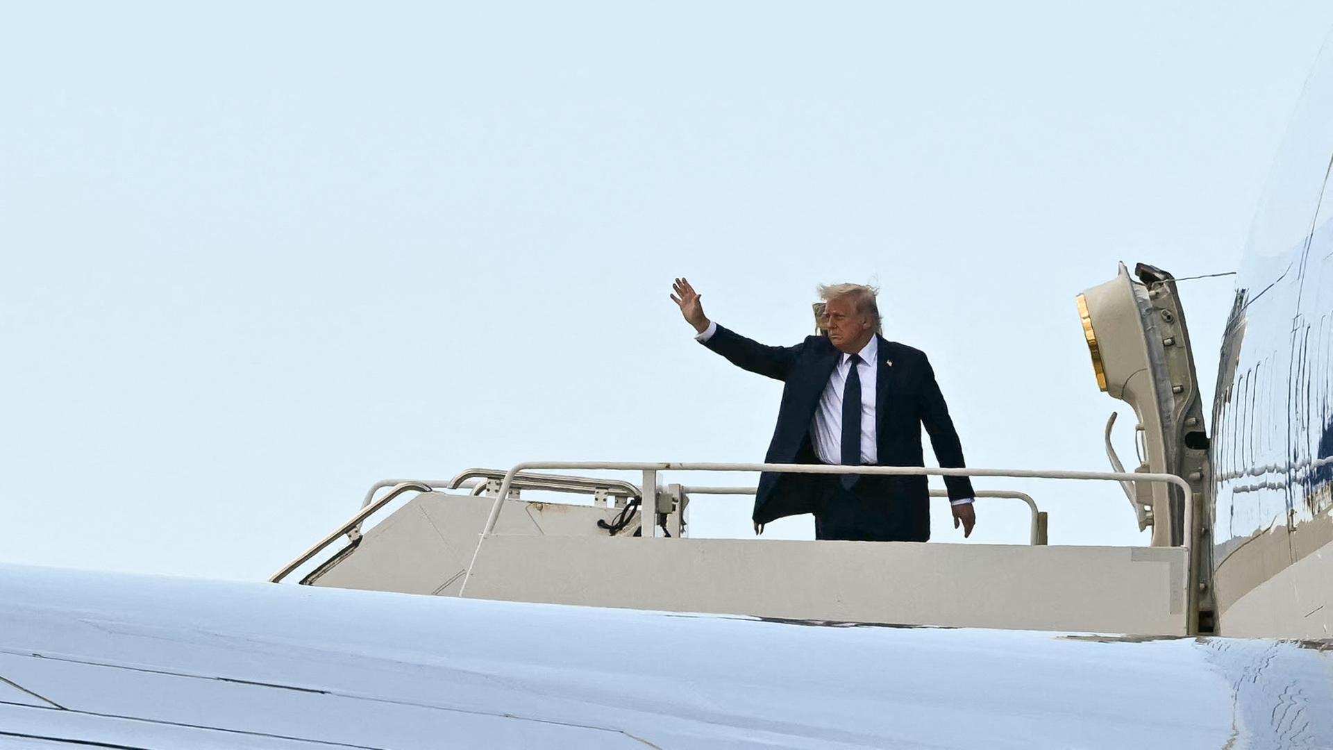 US-Präsident Trump steht am Eingang seines Flugzeugs, der Air Force One und winkt zum Abschied. Er hatte die Beerdigung von Papst Franziskus besucht. US-Präsident Trump steht am Eingang seines Flugzeugs, der Air Force One und winkt zum Abschied. Er hatte die Beerdigung von Papst Franziskus besucht.