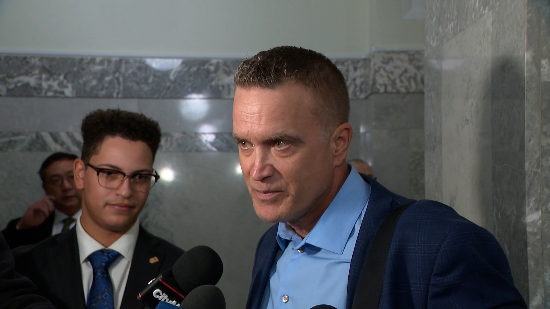 Click to play video: 'Alberta’s former infrastructure minister returns to legislature'