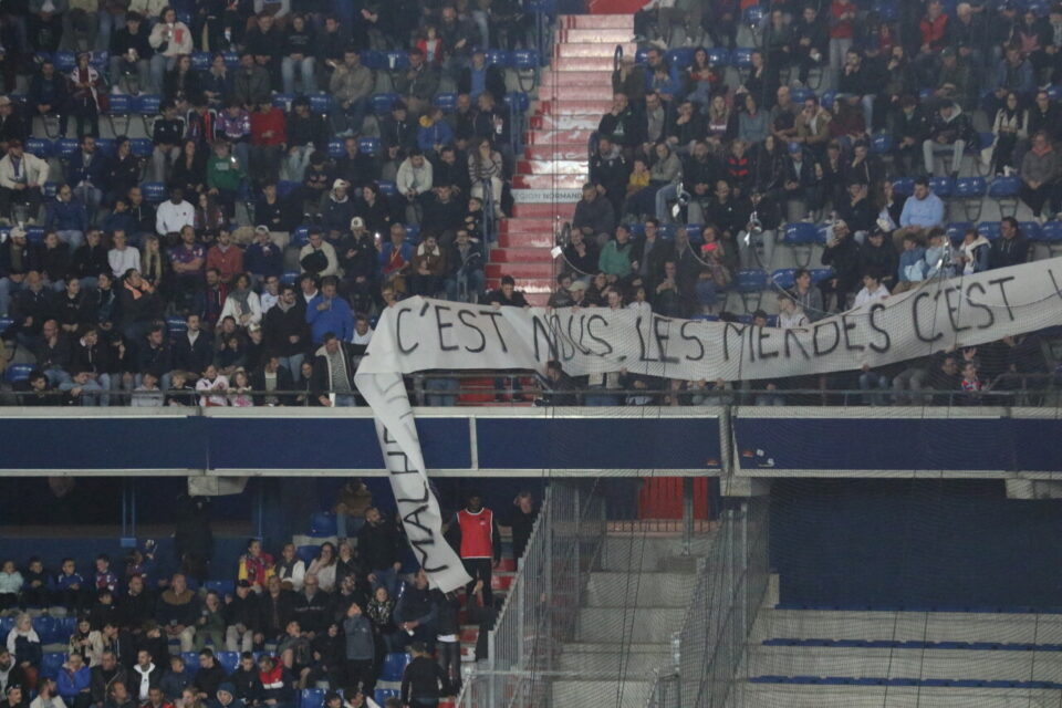 Une banderole hostile a fait le tour du stade, passant d'un niveau à l'autre : 