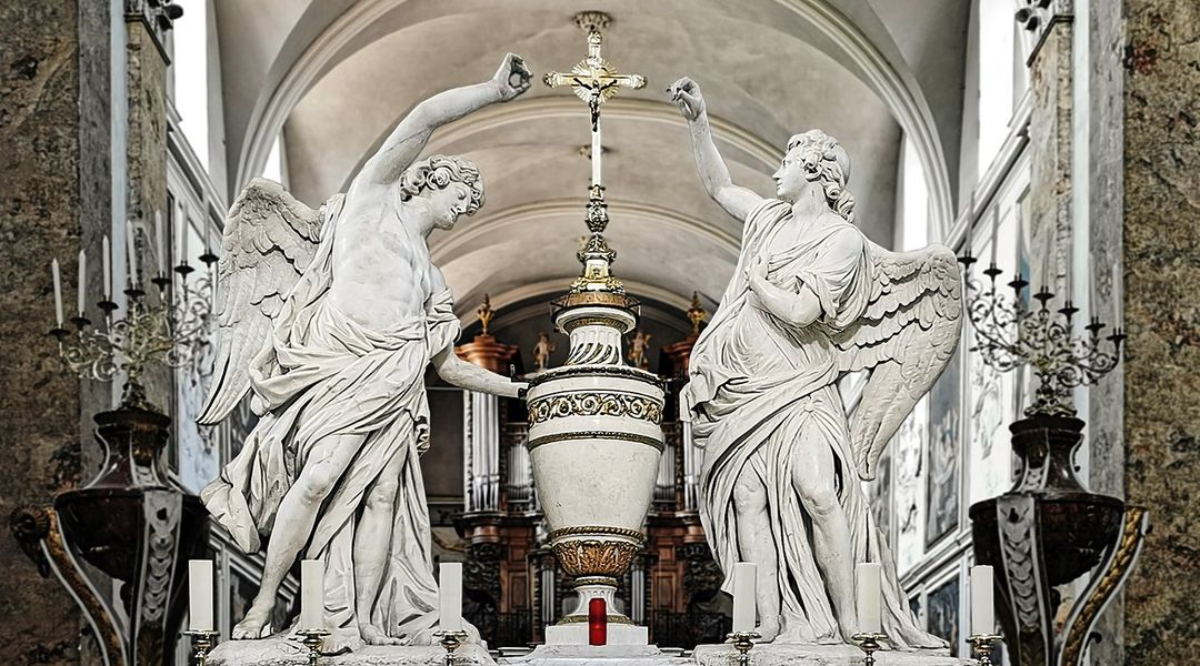 Why are church thefts on the rise in France?