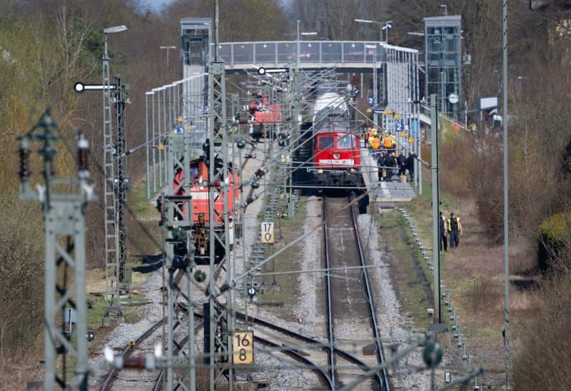 A train carrying Castor containers passes the Isar nuclear power plant. The nuclear waste consists of spent fuel elements from German nuclear power plants that have been reprocessed in England. According to the Gesellschaft für Nuklear-Service (GNS), the highly radioactive waste is set to be temporarily stored in Niederaichbach near Landshut. Sven Hoppe/dpa