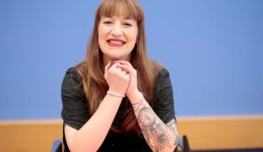 Rosa Luxemburg, Gasmaske, Hyäne: Heidi Reichinnek erklärt ihre Tattoos | Politik
