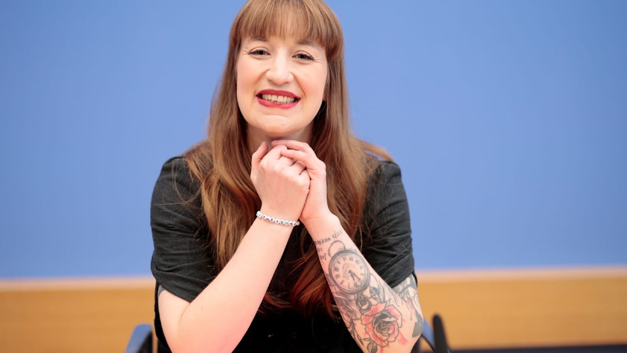 Rosa Luxemburg, Gasmaske, Hyäne: Heidi Reichinnek erklärt ihre Tattoos | Politik