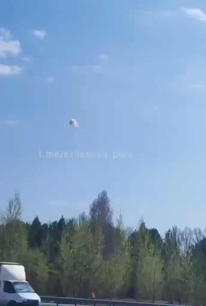 Footage of a Russian Pantsir-S1 air defence system trying to shoot down a Ukrainian UAV at the Russian Shahed drone assembly plant in Yelabuga.