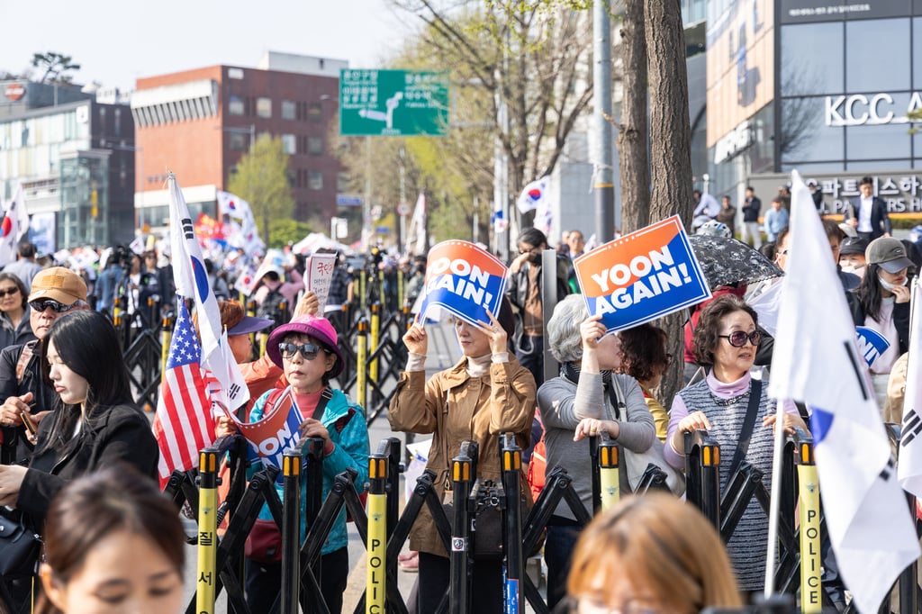 Supporters of Yoon Suk-yeol hold “Yoon Again” signs in Seoul, South Korea, on Friday. Photo: Kim Jung-yeop Supporters of Yoon Suk-yeol hold “Yoon Again” signs in Seoul, South Korea, on Friday. Photo: Kim Jung-yeop