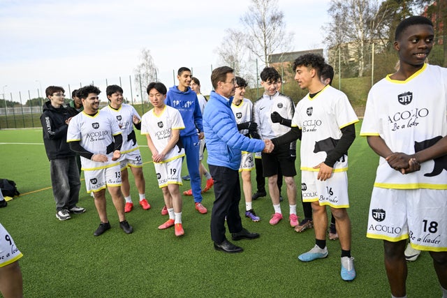 De unga fortsätter spela fotboll. Statsminister Ulf Kristersson på besök hos en fotbollsklubb i Hjulsta i Stockholm, april 2024.