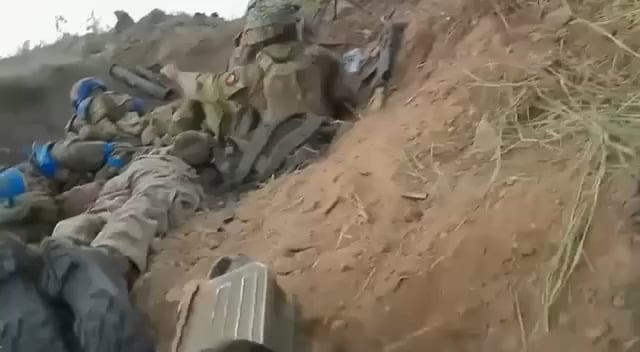 Ukrainian BTR-82A retrieving a ukrainian squad whilst under fire (2022)