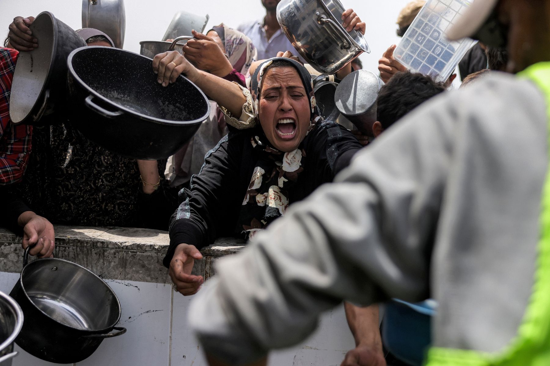 Des Gazaouis à une distribution alimentaire à Beit Lahia, dans le nord de la bande de Gaza, le 24 avril 2025