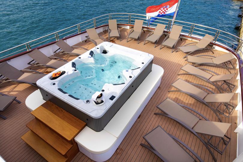The hot tub on MS Phoenix.