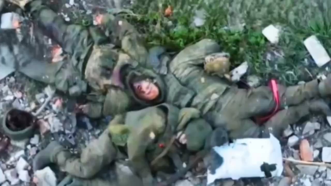 A Ukrainian FPV drone eliminates 3 Russian soldiers at a destroyed railway stop in Kharkiv region, April 2025