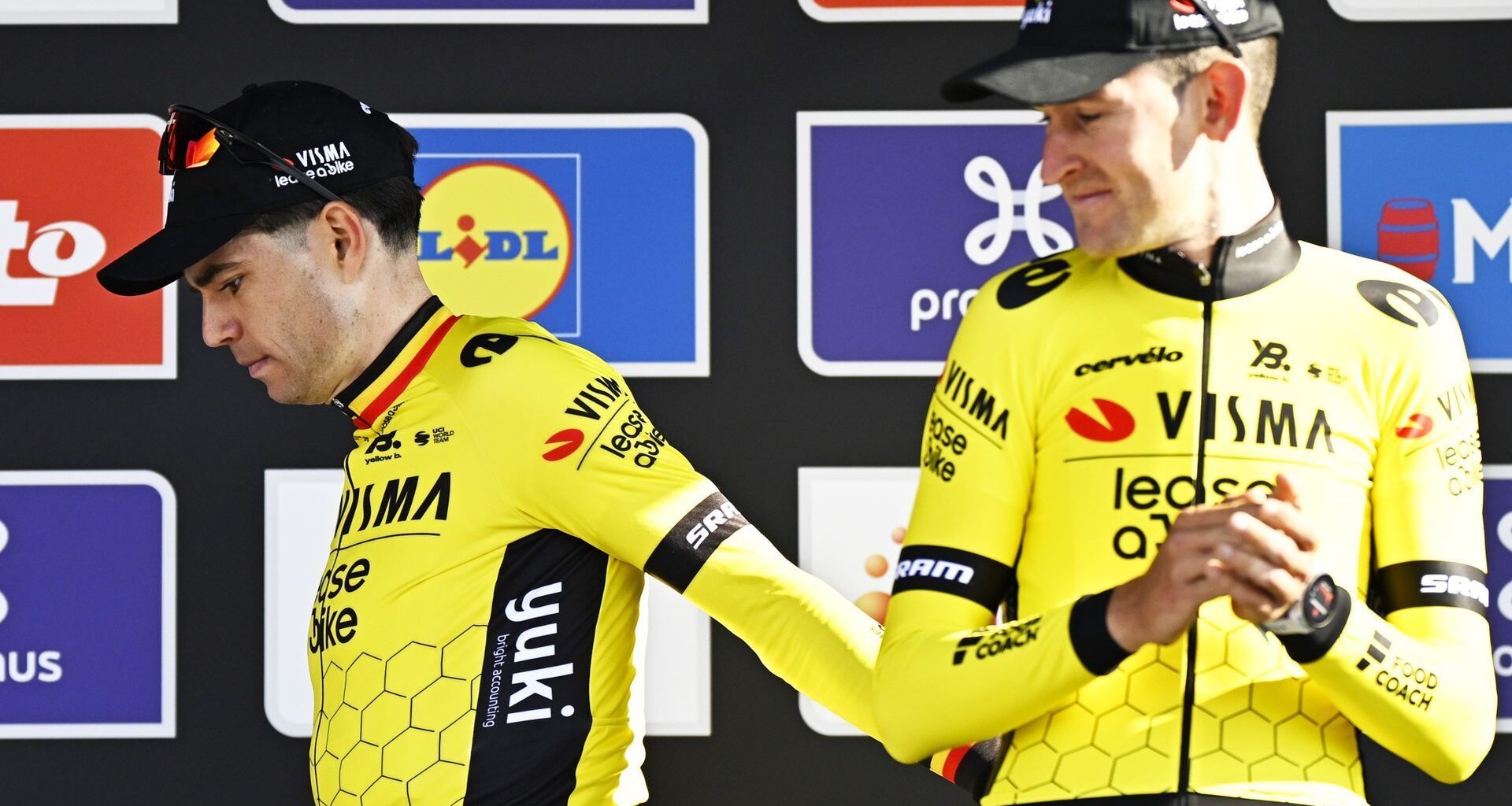 Tiesj Benoot après le loupé sur A Travers la Flandre : 'Comme toute la Belgique, on voulait voir Wout van Aert gagner'