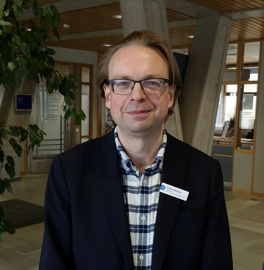 Fredrik Sjöstrand (M) är ordförande i hälso- och sjukvårdsnämnden i Region Östergötland. Han säger att regionen inte hade förutsett utvecklingen med tillströmningen av patienter från övriga landet för att få svettbehandling i Norrköping. ”Vår främsta prioritet är ju att göra vården mer tillgänglig för östgötar”.