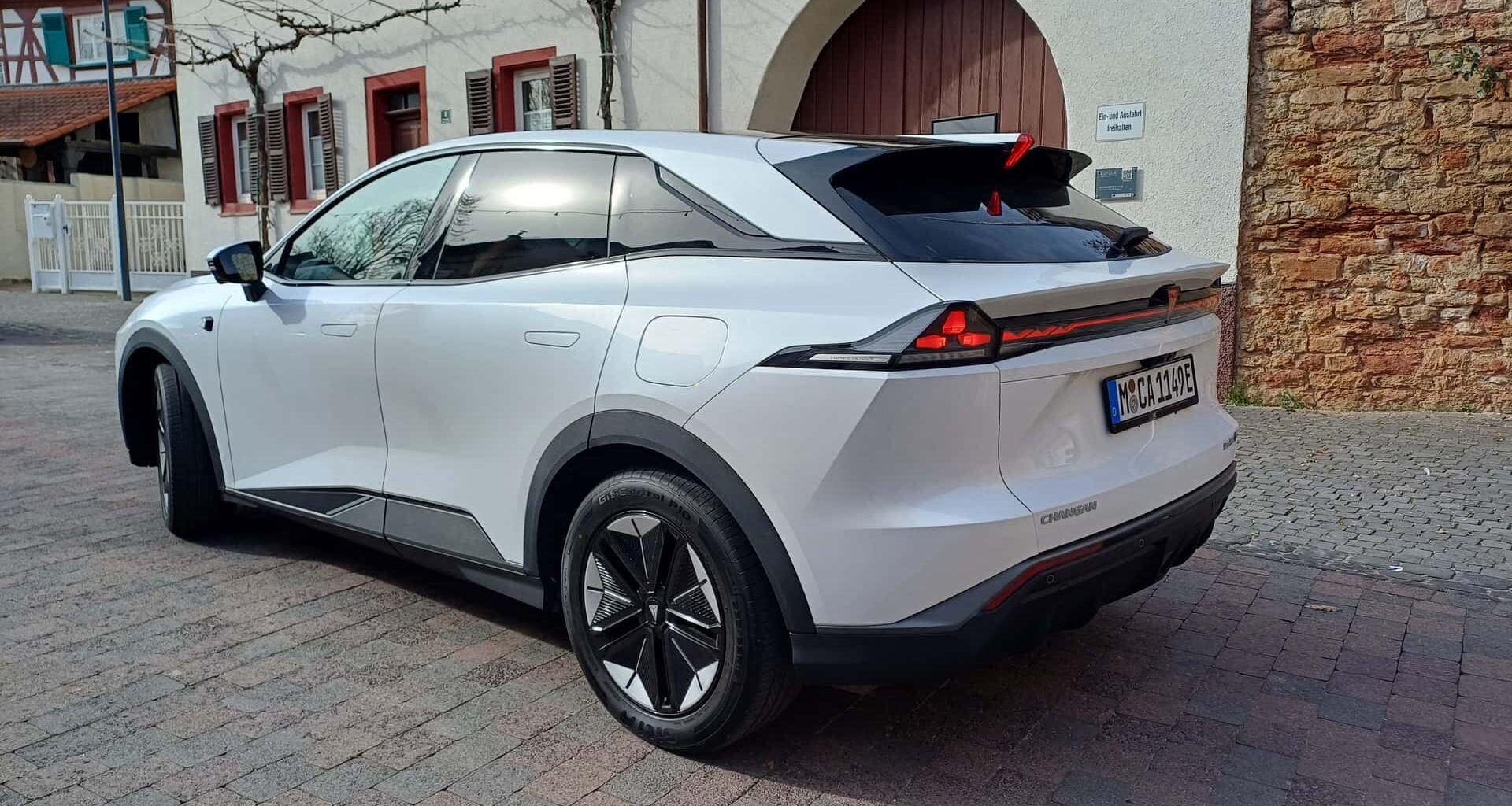 Neue E-Auto-Marke startet in Deutschland: Erstes Modell beeindruckt im Test