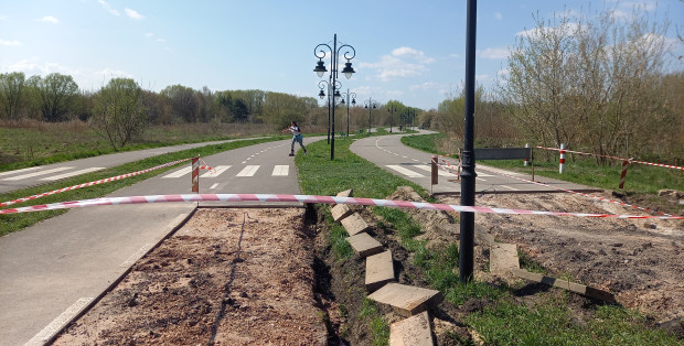 Ogromna wyrwa na bulwarach na radomskim Zamłyniu. Wiemy, kiedy naprawa - Aktualności