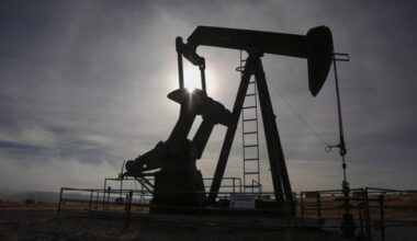 Sharp drop in global crude oil prices drags down Canadian energy stocks