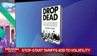 Dollar Sinks and Gold Soars in Spiraling Trade War: Markets Wrap