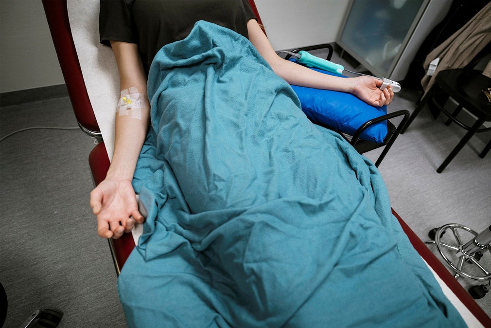 Linda har åkt från Skåne för att få behandling av Carl Swartling i Norrköping. I drygt tio år har hon fått behandling för handsvett. ”Jag har aldrig fått ett så bra bemötande som här”, säger hon. Behandlingen har få biverkningar, men måste upprepas var tredje månad.