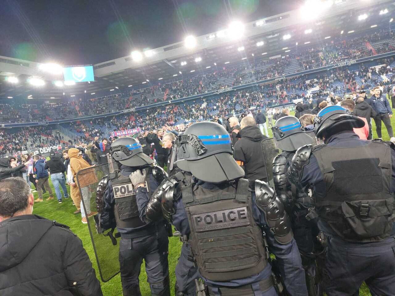 Banderoles, envahissement de terrain... après la relégation du SM Caen, la déroute jusqu'au bout