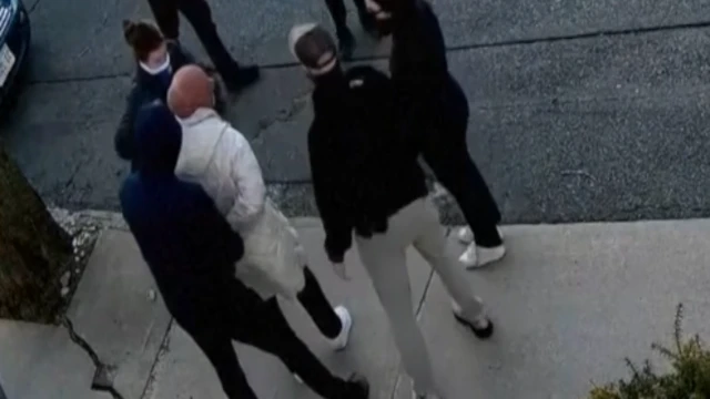 Momento en que agentes vestidos de civil detienen a Rumeysa Ozturk, estudiante de la Universidad de Tufts y ciudadana turca.

