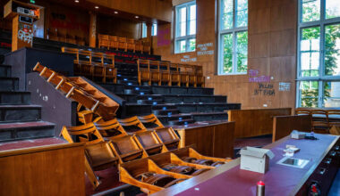 Uni-Hörsaal verwüstet: Israel-Hasser richten 100.000 Euro Schaden an | Regional