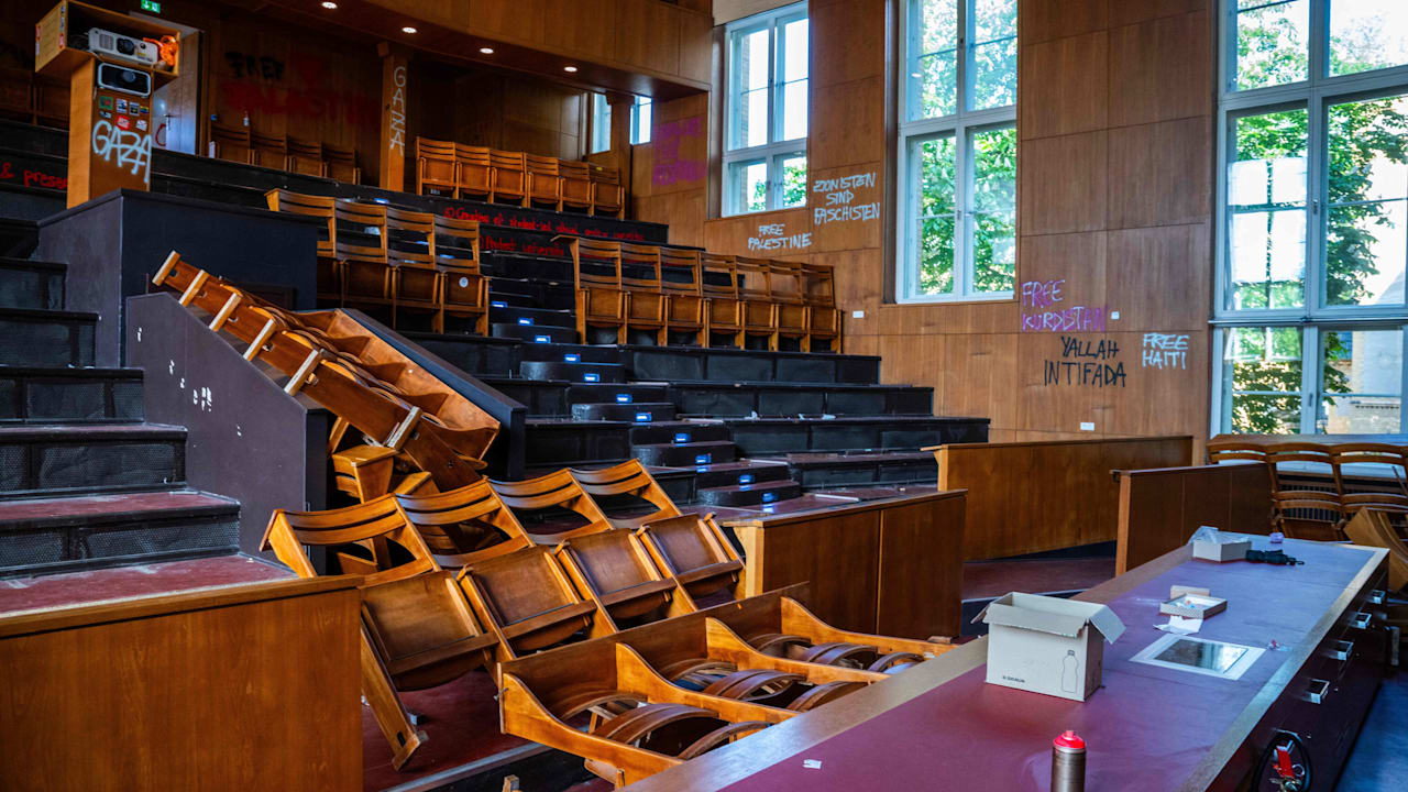 Uni-Hörsaal verwüstet: Israel-Hasser richten 100.000 Euro Schaden an | Regional