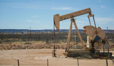 US tariffs trigger crude oil price slump; Rosneft reports record output