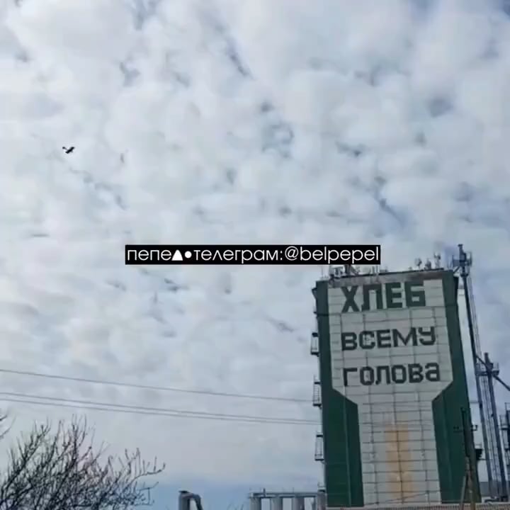 Ukrainian drone hits EW and commnucations installation on a grain elevator in the village of Bessonovka, Belgorod district, russia.