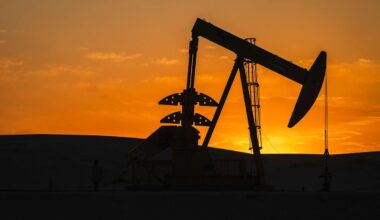 Oil Edges Lower With Trade War Risks and Iran Talks to the Fore