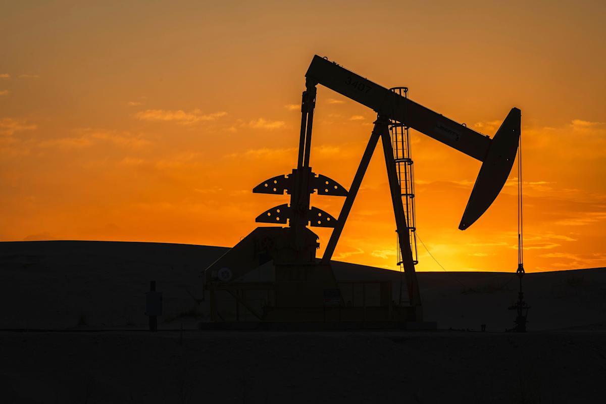 Oil Edges Lower With Trade War Risks and Iran Talks to the Fore