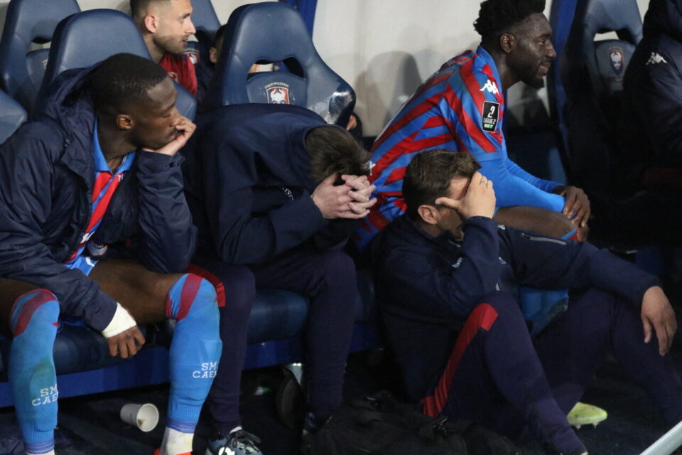 Sur le banc, les joueurs du SM Caen (Calvados) se prennent la tête dans les mains : ils joueront en National la saison prochaine.