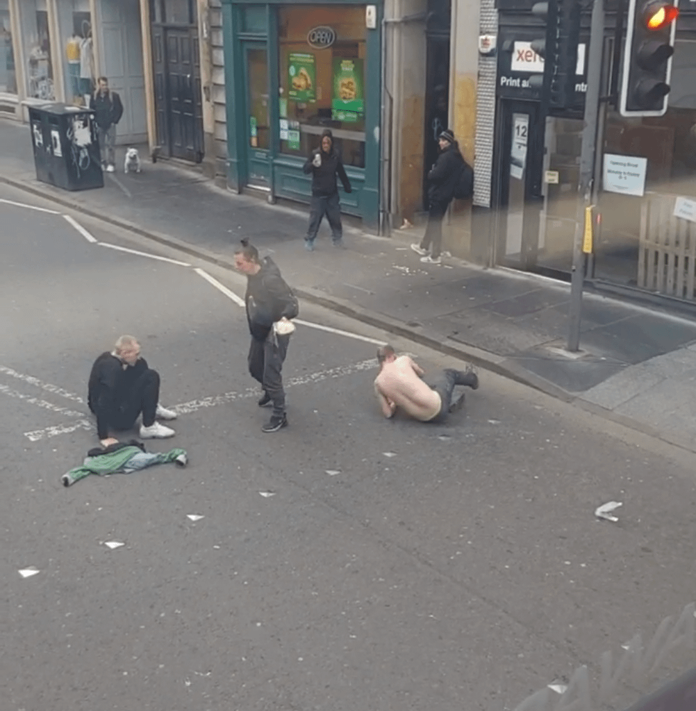 Fight seen from bus in Edinburgh. I get it’s been mild recently but it’s no quite taps aff 🤷🏼‍♀️