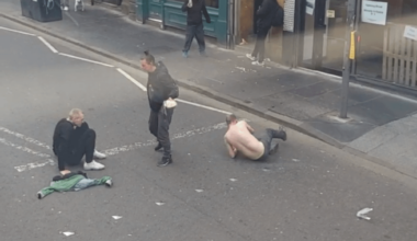 Fight seen from bus in Edinburgh. I get it’s been mild recently but it’s no quite taps aff 🤷🏼‍♀️