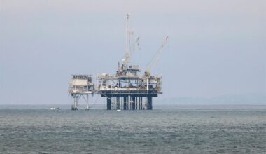 US drillers add oil and gas rigs for first time in four weeks, Baker Hughes says