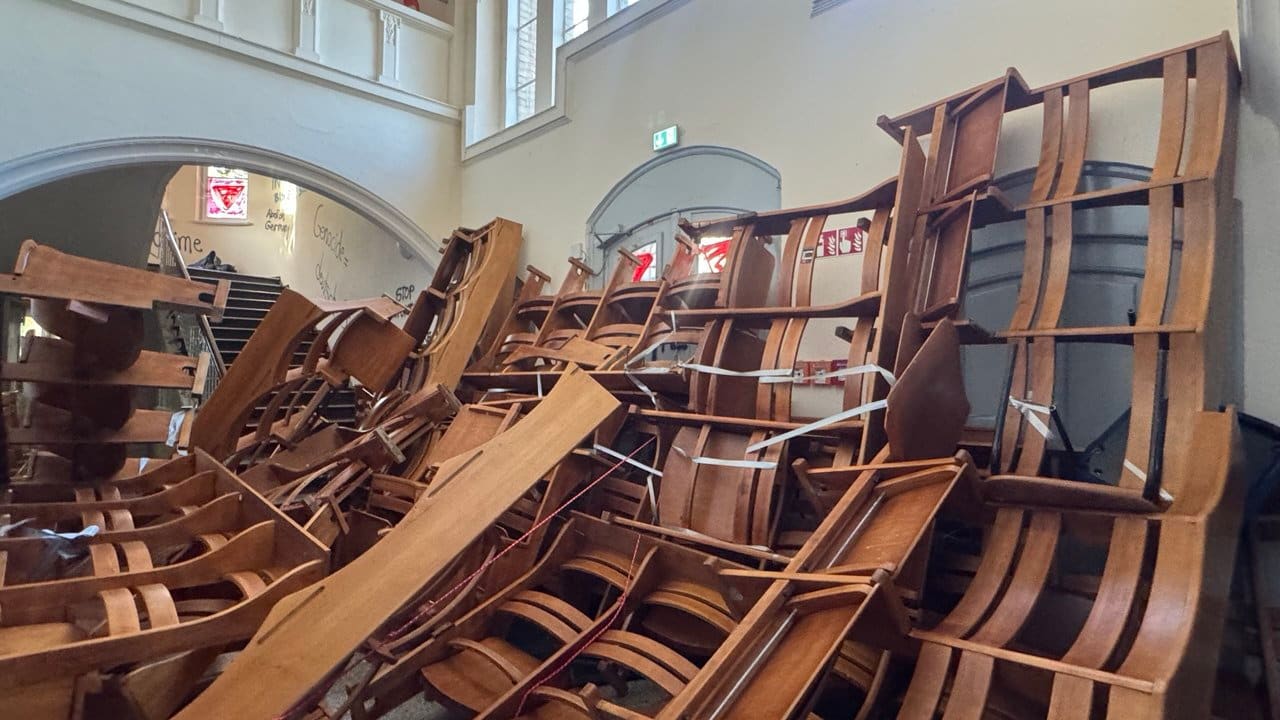 Israel-Hasser verwüsten Uni in Berlin: Bänke zu Barrikaden aufgetürmt | Regional