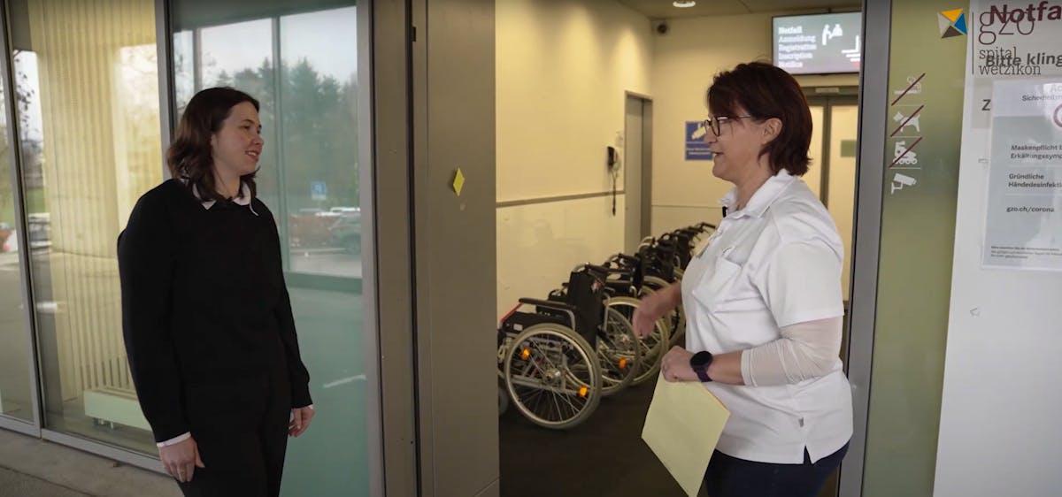 Im Kurzfilm «Osterwunder am GZO» auf Youtube führt Chantal Breitenstein, ärztliche Direktorin und Chefärztin für Anästhesie und Schmerzmedizin am GZO, Melanie durch die Räume, an die sie sich nicht erinnern kann.