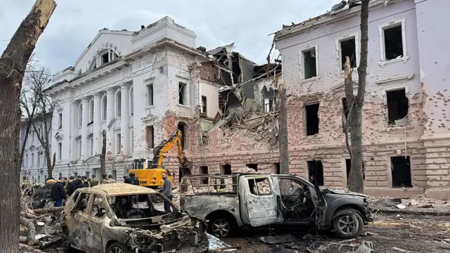Misil ruso deja civiles heridos en Ucrania