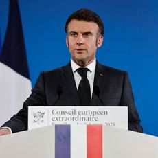 Emmanuel Macron prend la parole depuis Bruxelles, jeudi 6 mars.