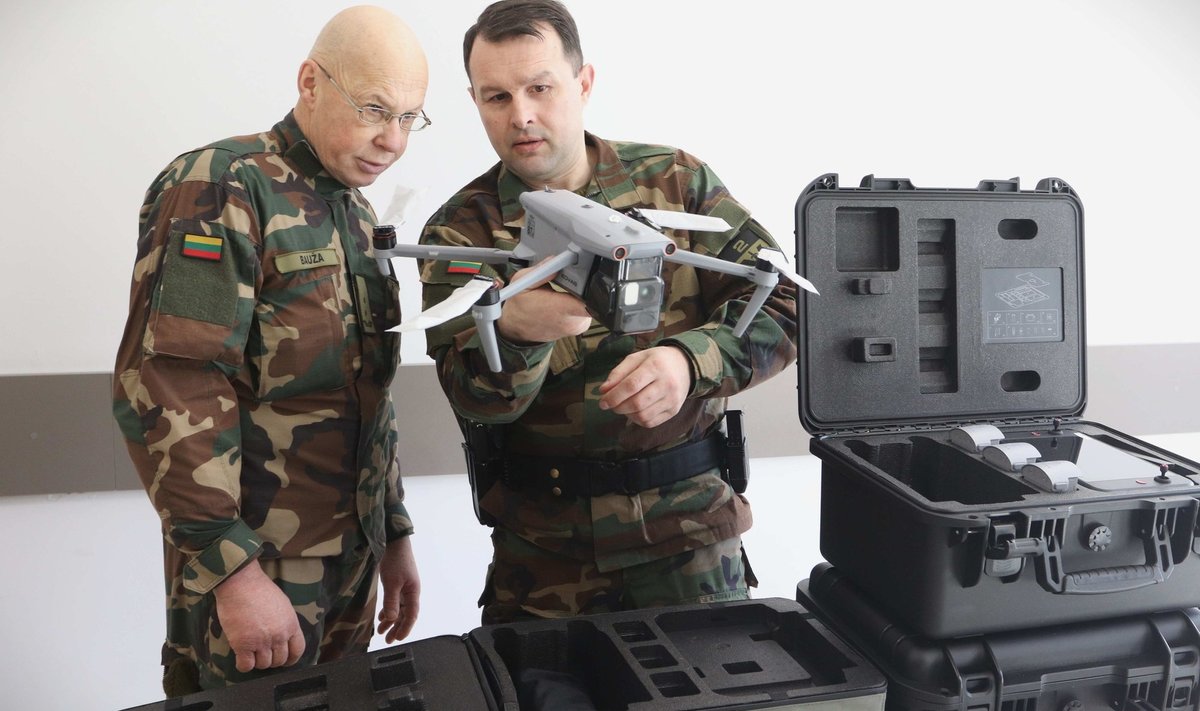 Lietuvos šaulių sąjungos atstovai su dronu „Kovas T“
