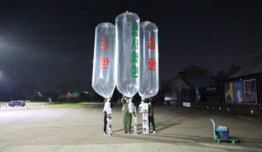 The Families of Abductees to North Korea Association prepares to launch eight balloons carrying anti-North Korea leaflets toward the North from behind the fence at Peace Land in Paju, Gyeonggi, on April 27. [FAMILIES OF ABDUCTEES TO NORTH KOREA ASSOCIATION]