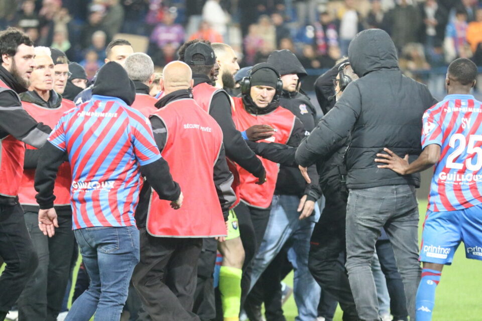 La confusion s'est emparée de la pelouse de d'Ornano, à l'issue de la défaite face à Martigues (0-3), vendredi 18 avril 2025.