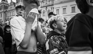 Smutek fanoušků Dynama. Fotograf zachytil atmosféru na náměstí v Pardubicích